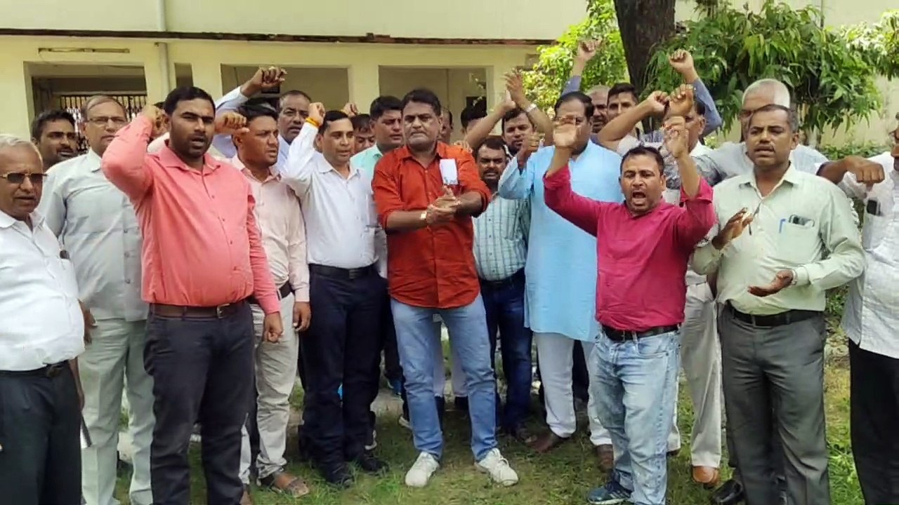 प्रदेश में बिगड़ी पशु चिकित्सा व्यवस्था,पशु चिकित्साकर्मियों का सामूहिक अवकाश चौथे दिन भी लगातार जारी