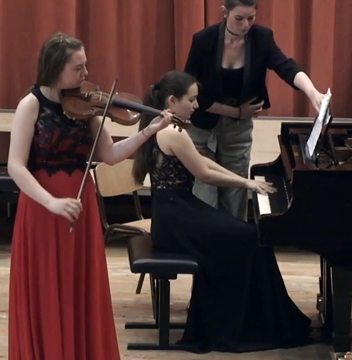 Cette assistante d'une pianiste n'avait qu'une seule mission et elle a échoué