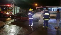 Motor de Santana pega fogo e Corpo de Bombeiros é acionado para combater incêndio, no Bairro Brasmadeira