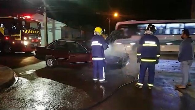 Motor de Santana pega fogo e Corpo de Bombeiros é acionado para combater incêndio, no Bairro Brasmadeira