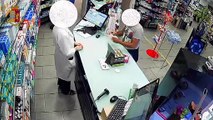 Armato di forbici e taglierino rapina le farmacie di Milano