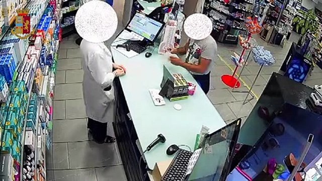Armato di forbici e taglierino rapina le farmacie di Milano