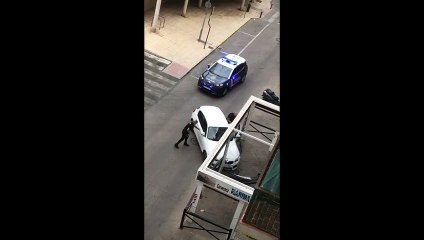La detención de los dos ocupantes y la posterior aprehensión de la droga encontrada en el vehículo.