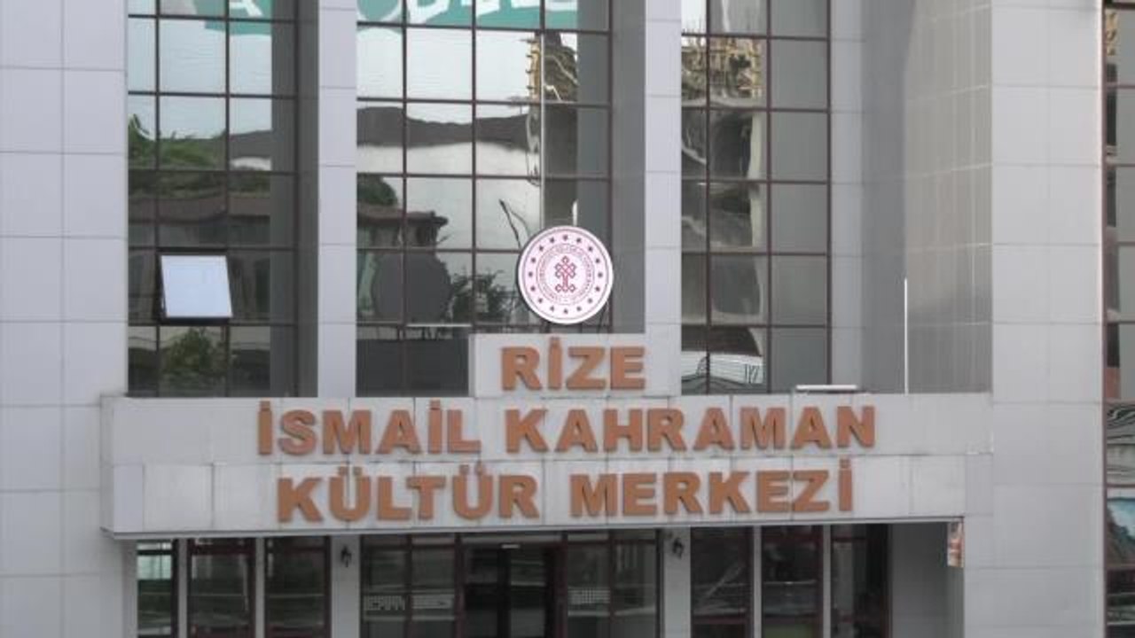 Rize yerel haberi | Rizeli Vatandaşlardan "Kurtuluş Günü Değil Fetih Kutlanır" Diyen İsmail Kahraman'a Tepki: "Gazoz Kapağıyla mı Öldü Şehitlerimiz?"