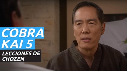 Clip de Cobra Kai 5 - Daniel LaRusso recibe una lección de Chozen
