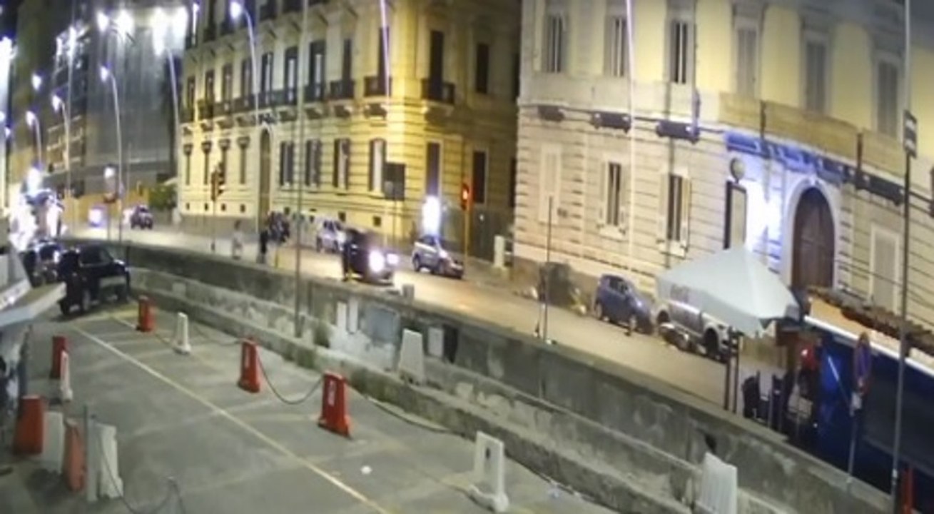 Napoli, investita e uccisa da moto che impenna su Via Caracciolo: il video choc (01.09.22)