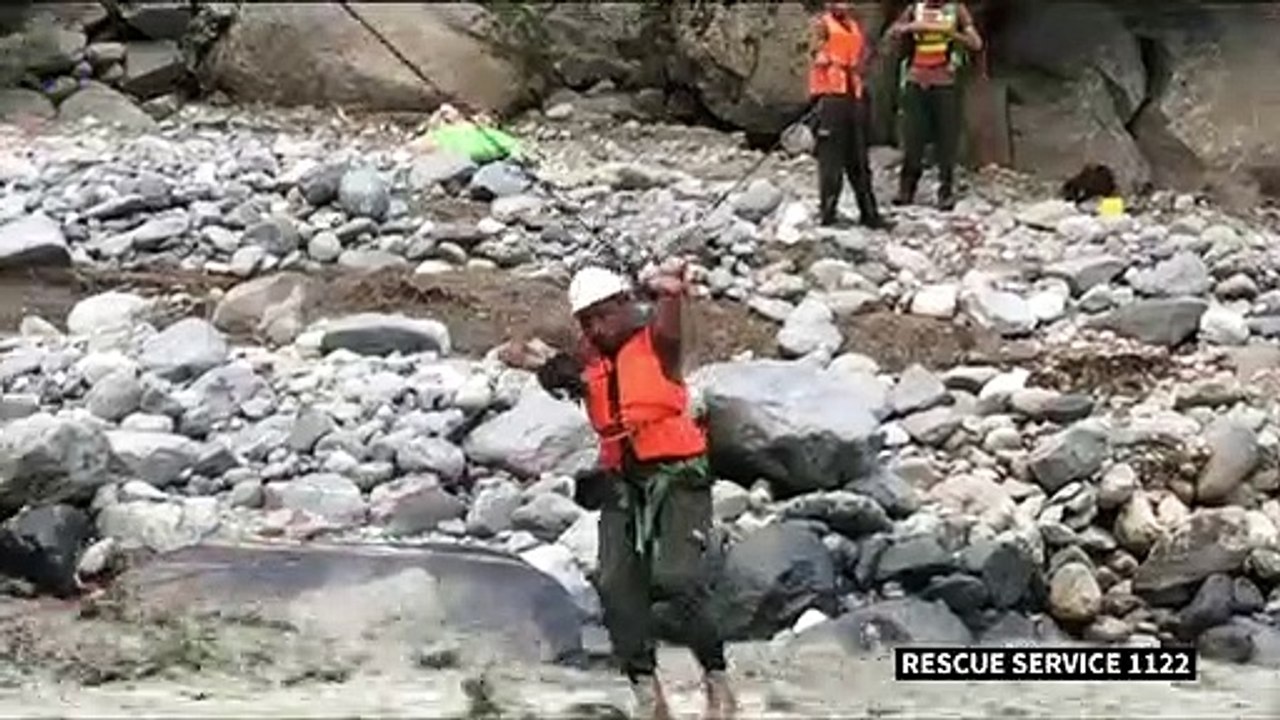 Un secouriste pakistanais sauve un chat des inondations