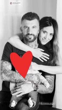 Fabienne Carat est en couple avec Alain, ancien candidat de Mariés au premier regard découvert lors de la 5e saison (2021. Le duo pose avec la fille de l'actrice, Céleste.