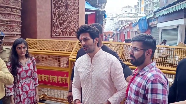Kartik Aaryan Visits Lalbaugcha Raja To Seek Bappa's Blessings