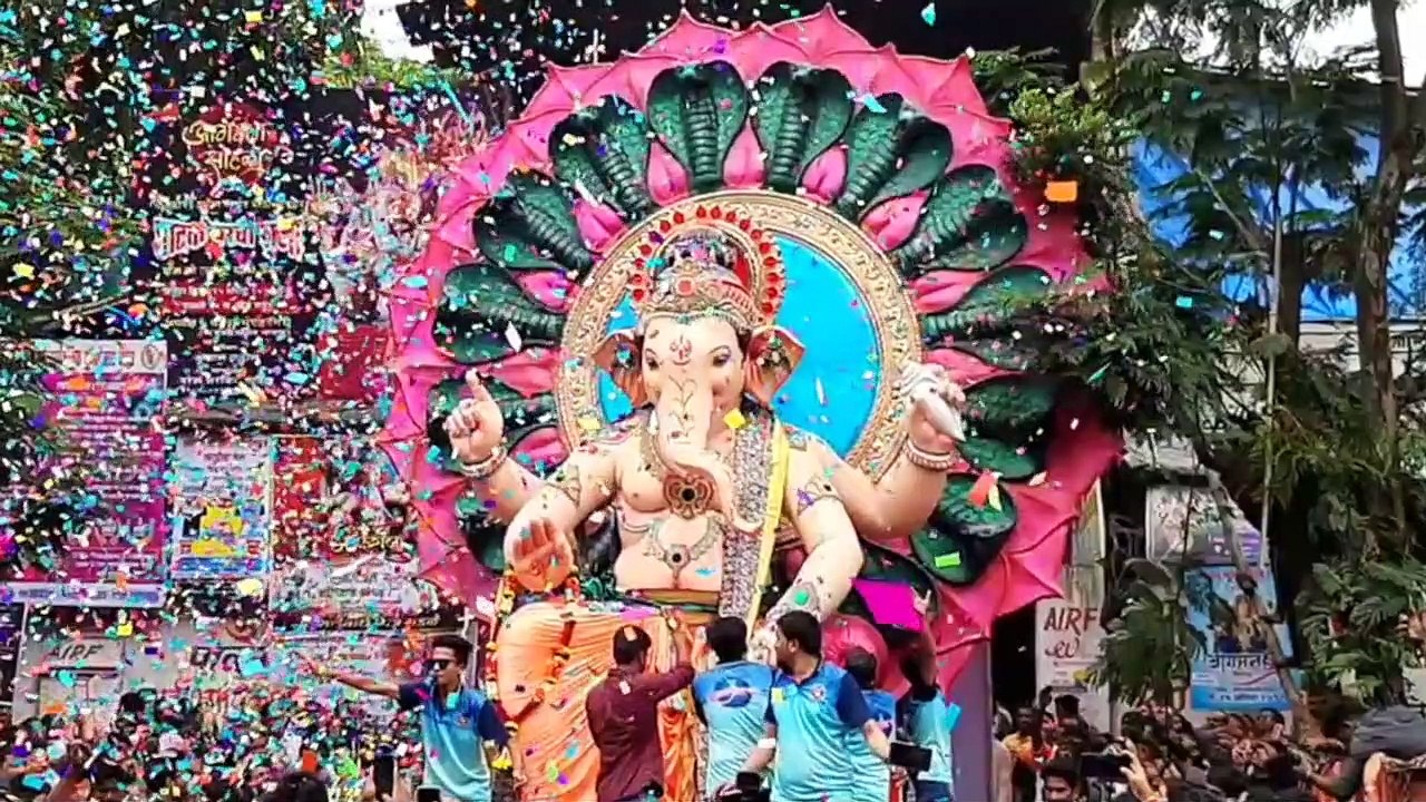 Mika Singh seeks Ganpati Bappa's blessing