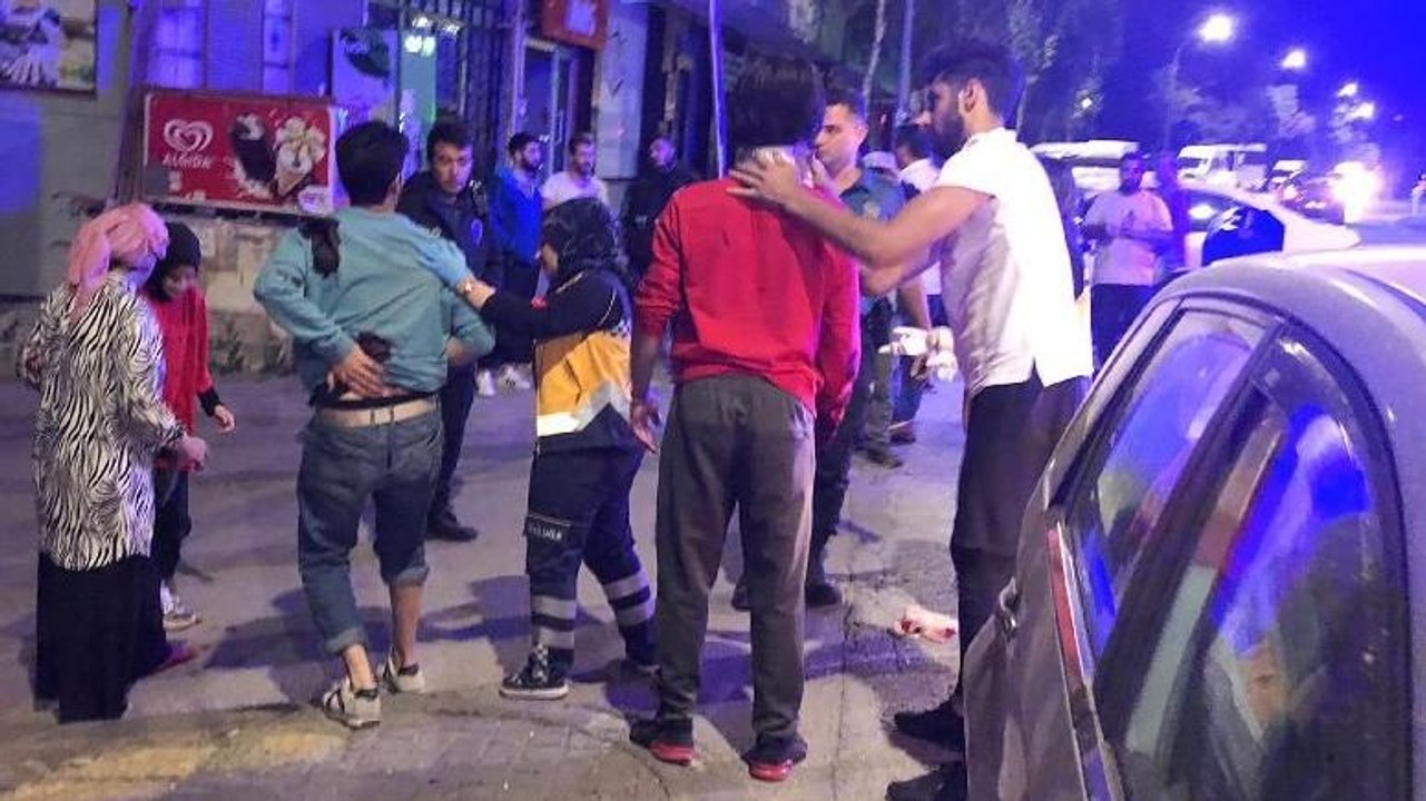 Sokak ortasında bıçaklı kavga: 3 yaralı