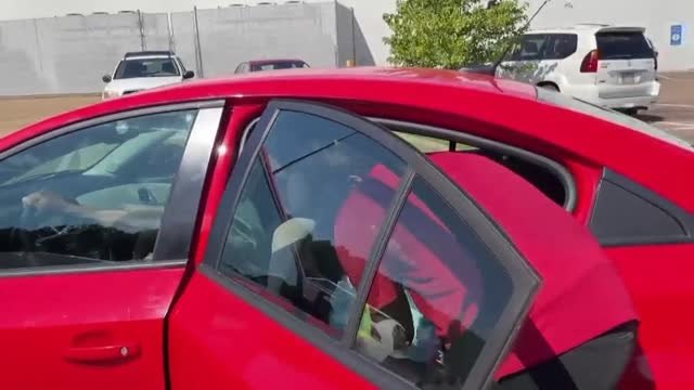 Largas colas de agua para recibir agua potable en Jackson, Mississippi