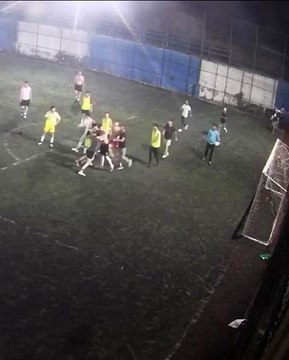 Son dakika haberi... Ümraniye'de halı sahada iki grubun tekmeli yumruklu kavgası kamerada