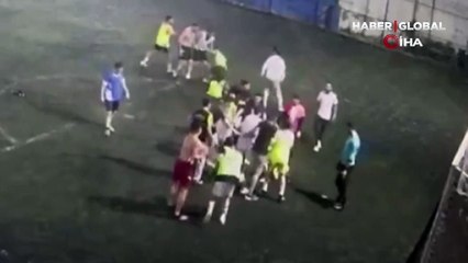Ümraniye’de halı saha maçı meydan muharebesine döndü! İki grubun kavgası kamerada