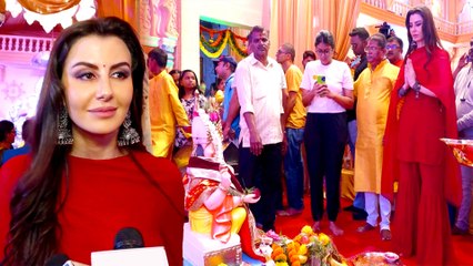 Giorgia Andriani Takes Blessings Of Andhericha Raja
