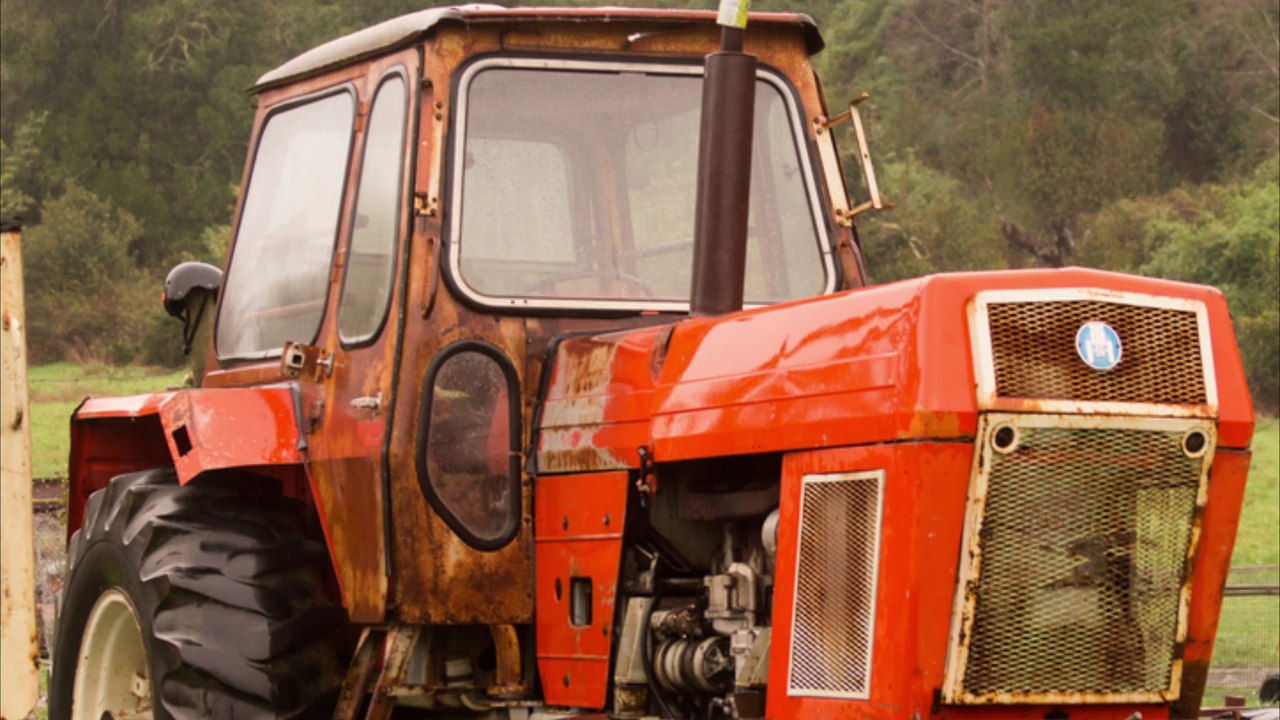 Traktor rollt auf Gleise und stößt mit Güterzug zusammen