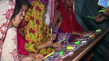 Au Pakistan, une école de fortune pour les enfants victimes des inondations