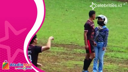 Kocak! Istri Susul Suami yang Tengah Bertanding Sepak Bola dan Mengajaknya Pulang