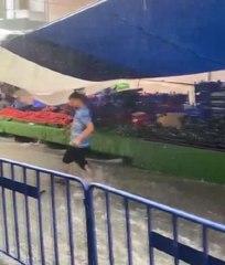 KÜÇÜKÇEKMECE'DE PAZARI SU BASTI ESNAF YAĞMURUN DİNMESİNİ BEKLEDİ