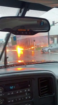 Une ligne électrique abattue prend feu - Buzz Buddy