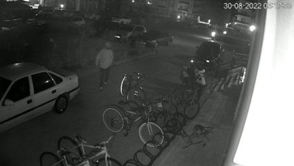 Bisiklet hırsızı güvenlik kamerasında