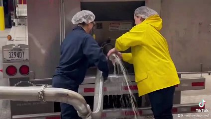 Une vanne cassée trempe les travailleurs - Buzz Buddy