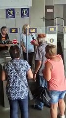 Un homme âgé aide les femmes à contourner le système et garde l'argent - Buzz Buddy