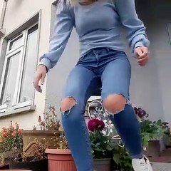 Sœur grimpe à travers une minuscule fenêtre alors que papa se présente avec la clé - Buzz Buddy