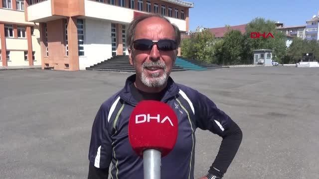 Ağrı haberleri: 72 YAŞINDAKİ DAĞCI, AĞRI DAĞI ZİRVESİNDE AÇTIĞI BAYRAĞI VALİ VAROL'A HEDİYE ETTİ