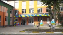 Zelensky a Irpin in una scuola ricostruita dopo attacchi russi