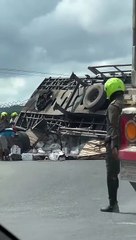 Les habitants prennent de la bière gratuite dans un camion renversé - Buzz Buddy