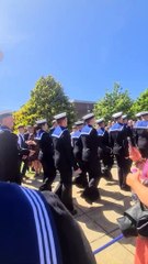 Papa diplômé de la formation de la Royal Navy britannique a raté sa fille - Buzz Buddy