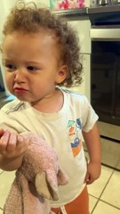 Bébé mange du chocolat pour la première fois - Buzz Buddy