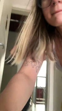 Fille utilisant une barre de traction tombe et le chaos s'ensuit - Buzz Buddy