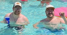 Un homme rencontre son sosie par hasard à la piscine, alors qu'il était en vacances