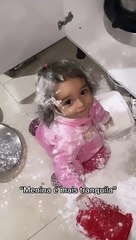 Petite fille fait des dégâts avec de la farine - Buzz Buddy