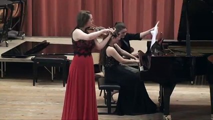 Une tourneuse de page se rate en plein concert de piano... Gros fou rire