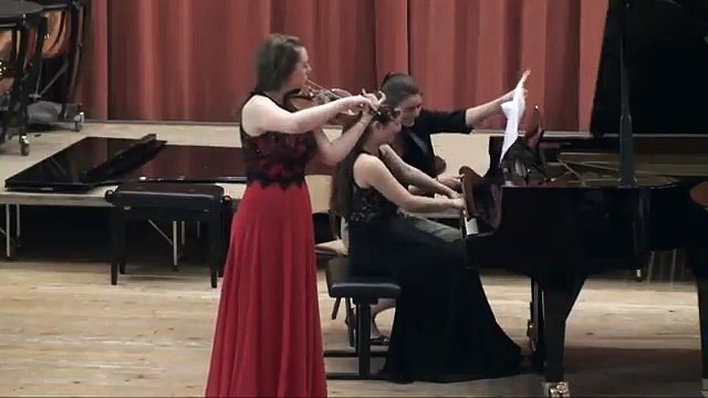 Une tourneuse de page se rate en plein concert de piano... Gros fou rire