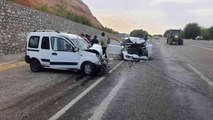 Son dakika haber | Otomobil ile hafif ticari araç kafa kafaya çarpıştı: 3 yaralı
