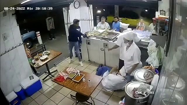 Video: Banda criminal asalta a comensales de taquerías de forma violenta