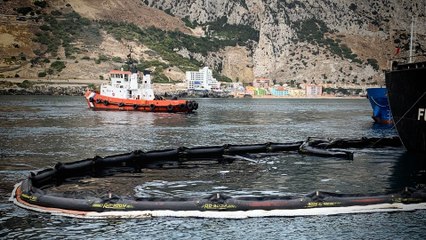 Gibraltar comienza a bombear gasóleo del buque semihundido OS35 y asegura que "está totalmente bajo control"