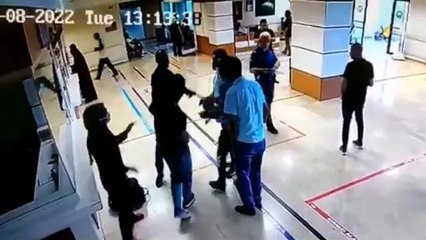 Önlük giyip doktor gibi davranan işçi darbedildi