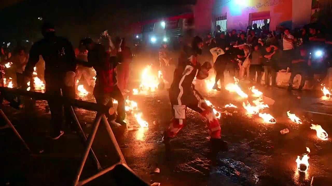 Batalla de las bolas de fuego, un centenario ritual que desafía al peligro en El Salvador
