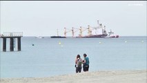 بالفيديو: بعد جنوح سفينة شحن... تسرّب نفطي قبالة ساحل جبل طارق