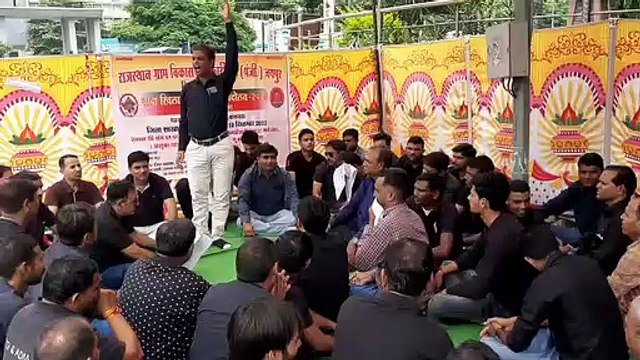 काले कपड़े पहन जताया विरोध