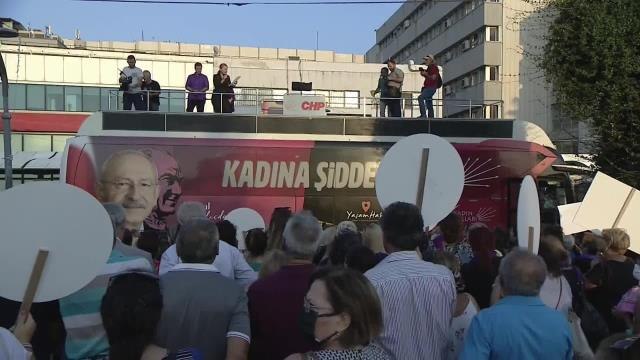 İzmir gündem haberi: İzmir'de Kadınlardan Yalnız Değilsin, Biz Varız Etkinliği. Nazlıaka: Kadın Cinayetlerinden Sayı Diye Bahsedenler İlk Seçimde Sandığa Gömülecek