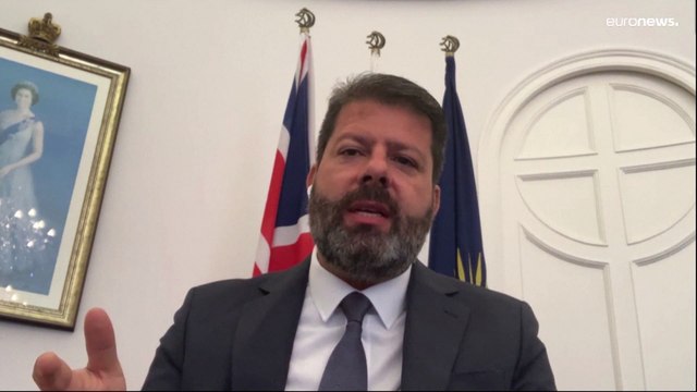 У Гибралтара откачивают топливо из севшего на мель судна