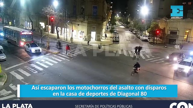 Así escaparon los motochorros del asalto con disparos en la casa de deportes de Diagonal 80