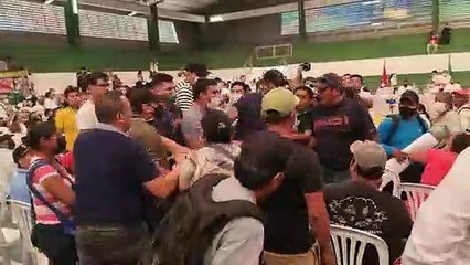 Abucheos y empujones entre vecinos durante la aprobación del POA 2023