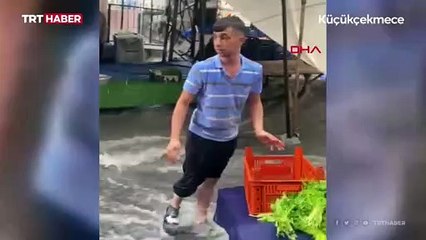 İstanbul'u sağanak vurdu: Pazar yerini su bastı